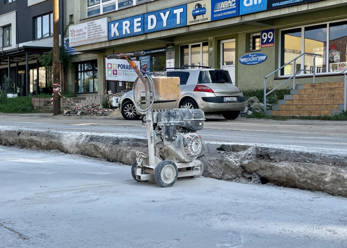 Przebudowa ulicy Przybyszewskiego. Na dwóch odcinkach wylano fragmenty podbudowy pod torowisko [ZDJĘCIA+WIDEO]