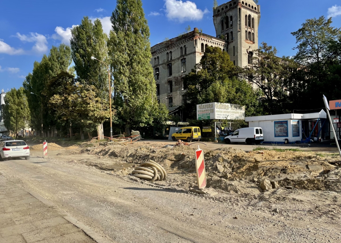 Przebudowa ulicy Przybyszewskiego. Na dwóch odcinkach wylano fragmenty podbudowy pod torowisko [ZDJĘCIA+WIDEO]