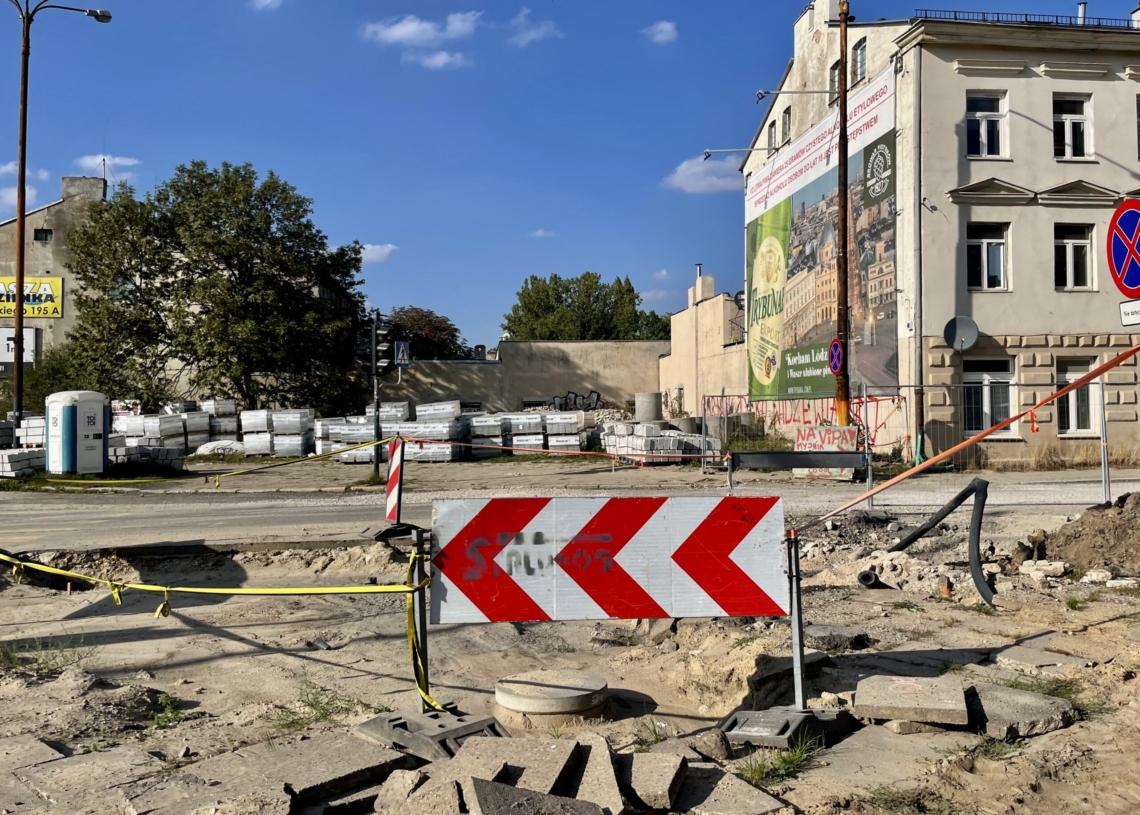 Przebudowa ulicy Przybyszewskiego. Na dwóch odcinkach wylano fragmenty podbudowy pod torowisko [ZDJĘCIA+WIDEO]
