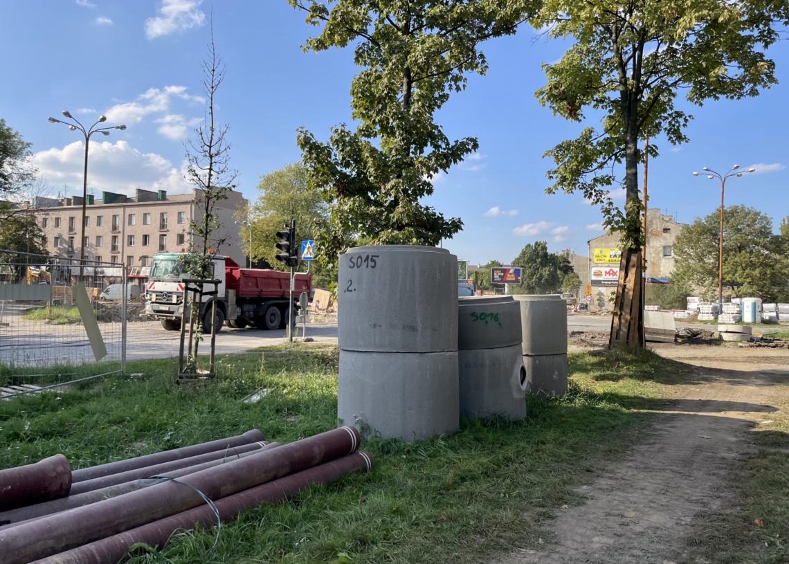 Przebudowa ulicy Przybyszewskiego. Na dwóch odcinkach wylano fragmenty podbudowy pod torowisko [ZDJĘCIA+WIDEO]