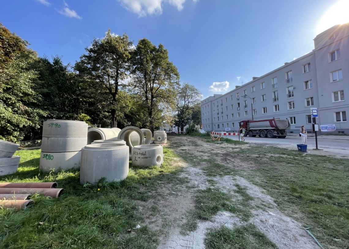 Przebudowa ulicy Przybyszewskiego. Na dwóch odcinkach wylano fragmenty podbudowy pod torowisko [ZDJĘCIA+WIDEO]