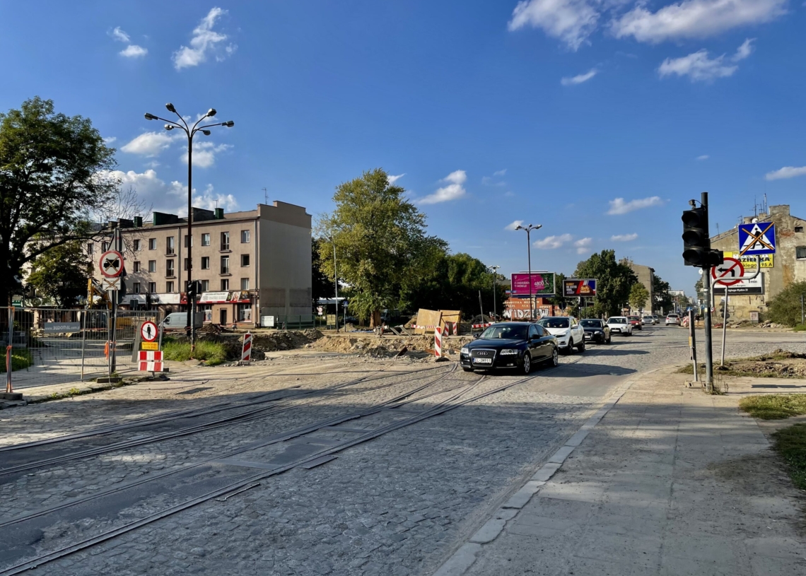 Przebudowa ulicy Przybyszewskiego. Na dwóch odcinkach wylano fragmenty podbudowy pod torowisko [ZDJĘCIA+WIDEO]
