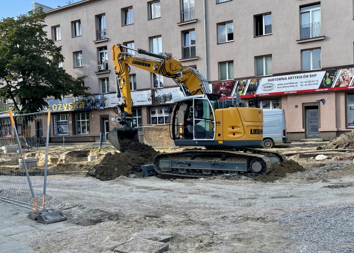 Przebudowa ulicy Przybyszewskiego. Na dwóch odcinkach wylano fragmenty podbudowy pod torowisko [ZDJĘCIA+WIDEO]