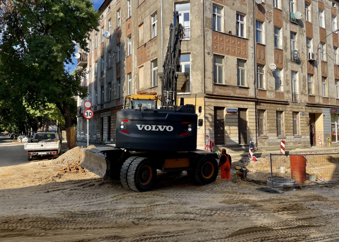 Przebudowa ulicy Przybyszewskiego. Na dwóch odcinkach wylano fragmenty podbudowy pod torowisko [ZDJĘCIA+WIDEO]