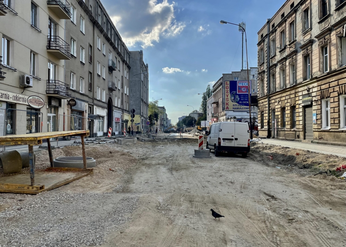 Przebudowa ulicy Przybyszewskiego. Na dwóch odcinkach wylano fragmenty podbudowy pod torowisko [ZDJĘCIA+WIDEO]