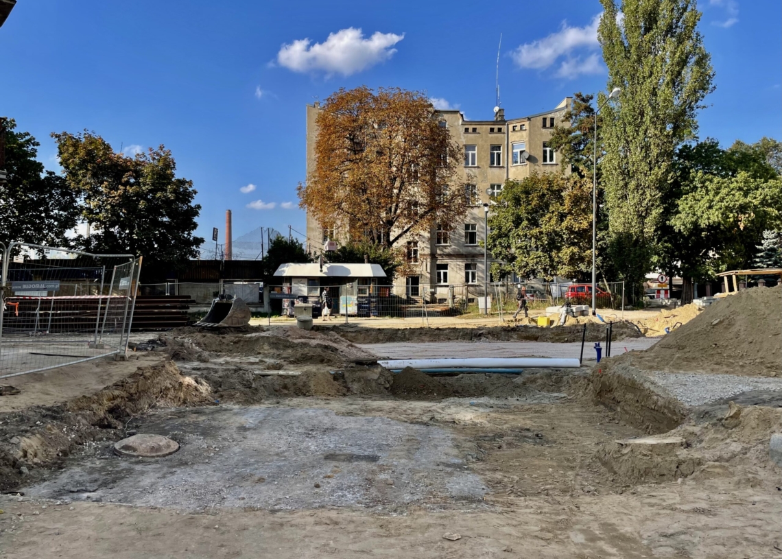 Przebudowa ulicy Przybyszewskiego. Na dwóch odcinkach wylano fragmenty podbudowy pod torowisko [ZDJĘCIA+WIDEO]