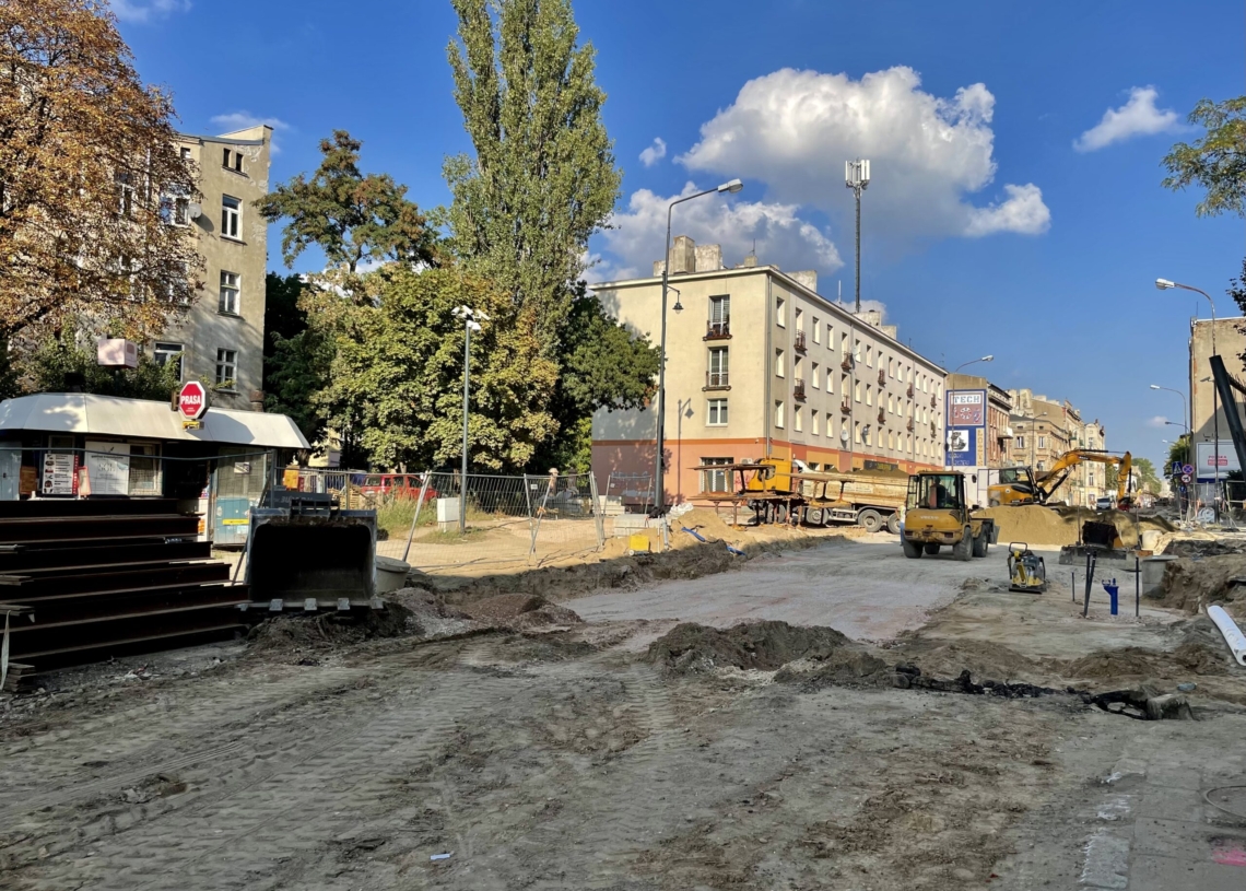 Przebudowa ulicy Przybyszewskiego. Na dwóch odcinkach wylano fragmenty podbudowy pod torowisko [ZDJĘCIA+WIDEO]