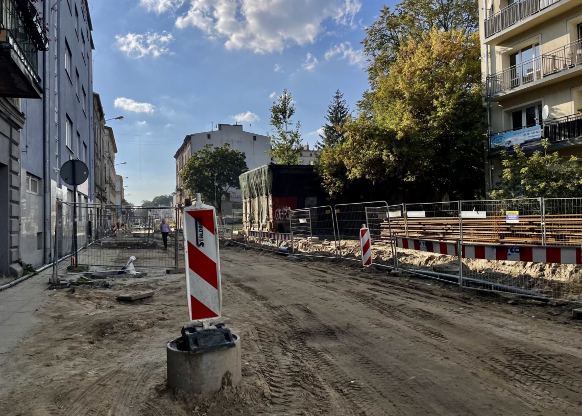 Przebudowa ulicy Przybyszewskiego. Na dwóch odcinkach wylano fragmenty podbudowy pod torowisko [ZDJĘCIA+WIDEO]