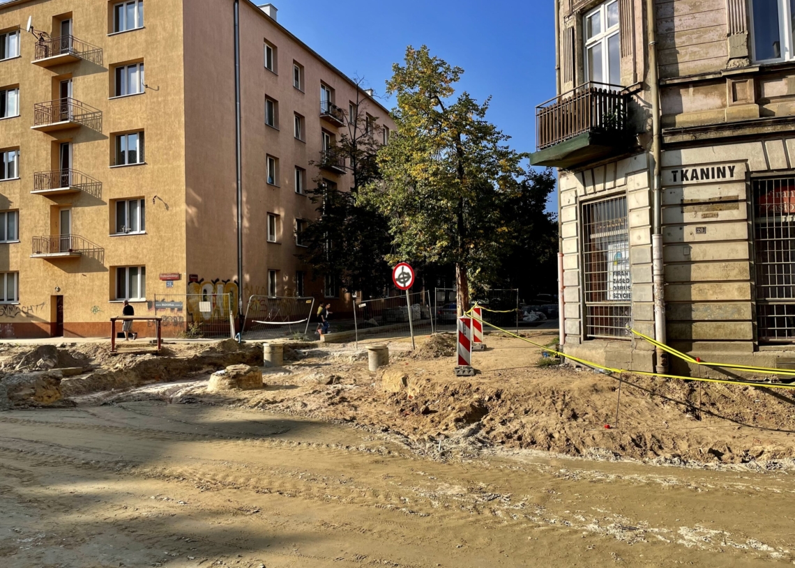 Przebudowa ulicy Przybyszewskiego. Na dwóch odcinkach wylano fragmenty podbudowy pod torowisko [ZDJĘCIA+WIDEO]
