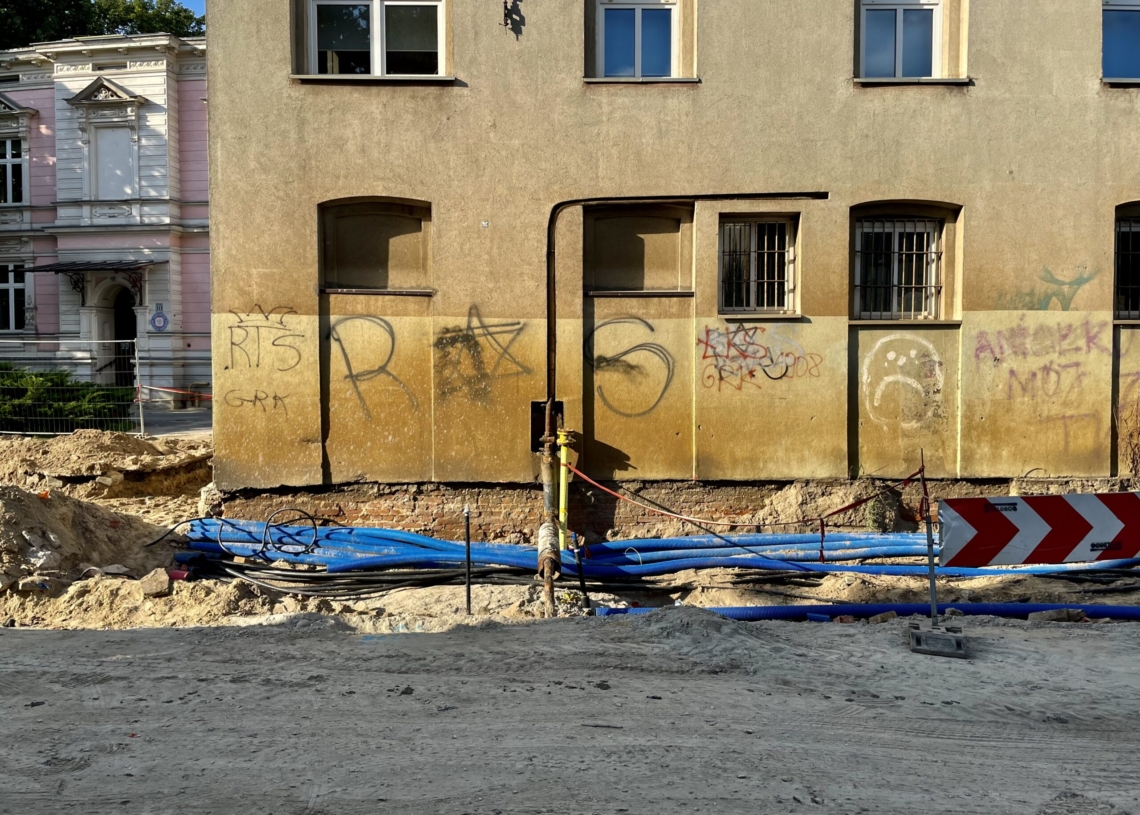 Przebudowa ulicy Przybyszewskiego. Na dwóch odcinkach wylano fragmenty podbudowy pod torowisko [ZDJĘCIA+WIDEO]