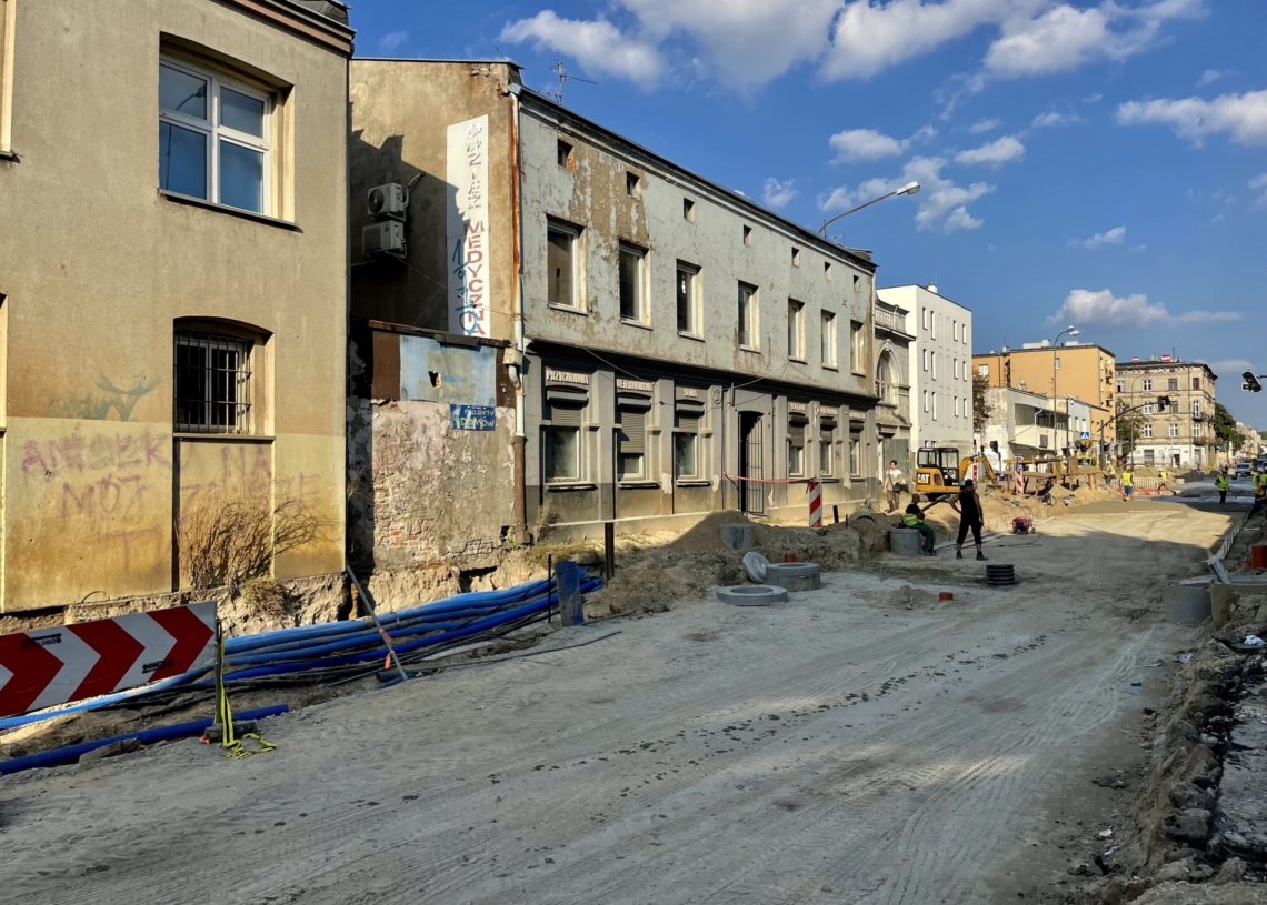 Przebudowa ulicy Przybyszewskiego. Na dwóch odcinkach wylano fragmenty podbudowy pod torowisko [ZDJĘCIA+WIDEO]