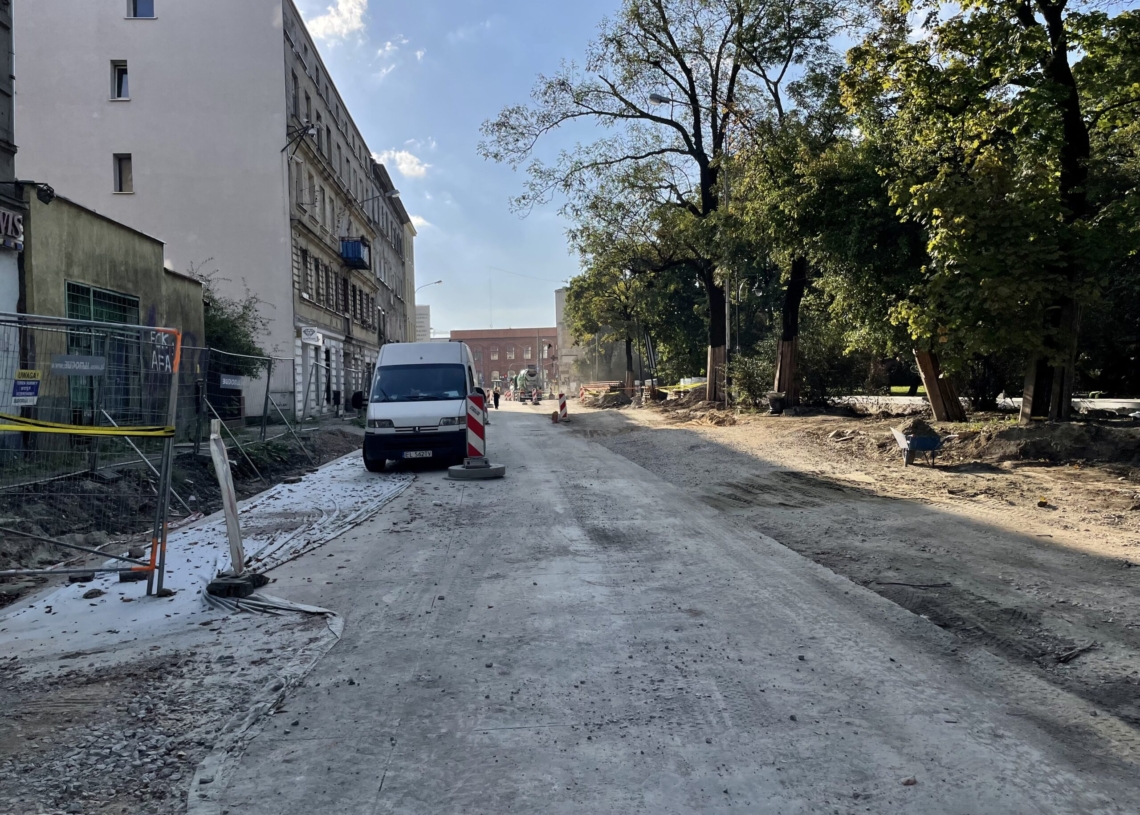 Przebudowa ulicy Przybyszewskiego. Na dwóch odcinkach wylano fragmenty podbudowy pod torowisko [ZDJĘCIA+WIDEO]