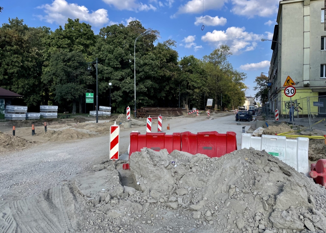 Przebudowa ulicy Przybyszewskiego. Na dwóch odcinkach wylano fragmenty podbudowy pod torowisko [ZDJĘCIA+WIDEO]