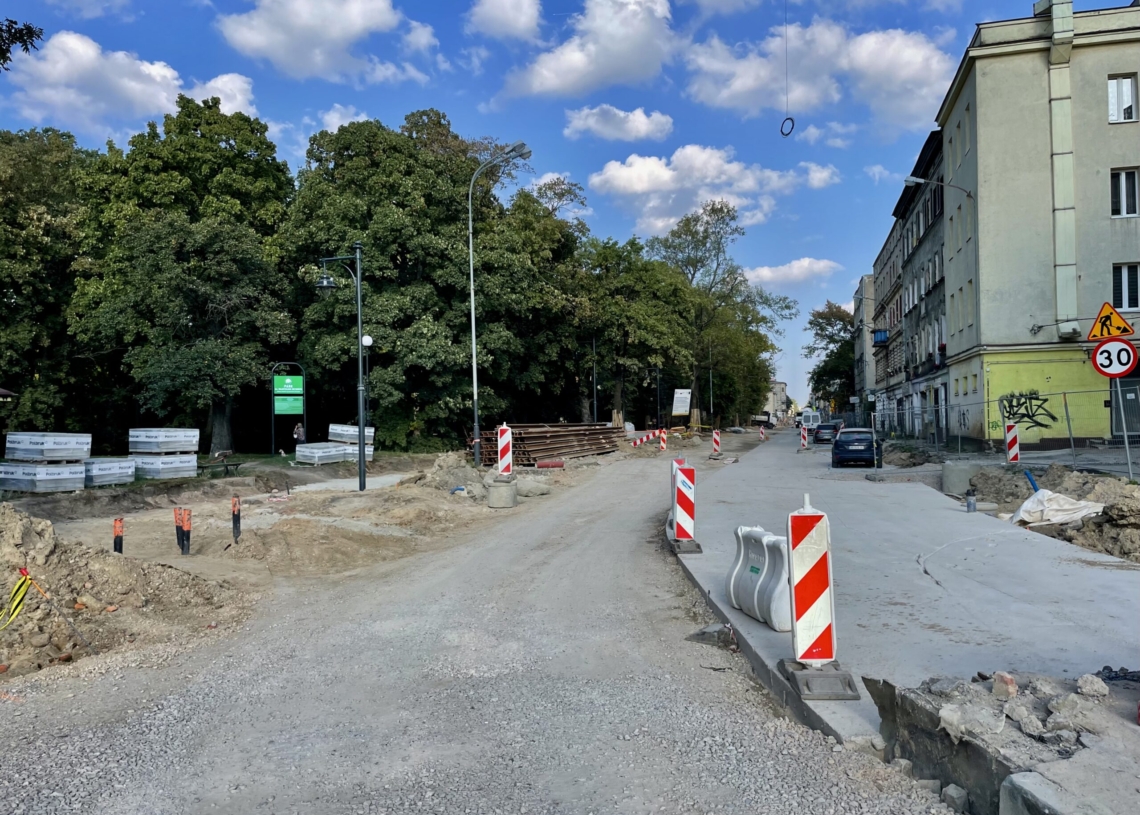 Przebudowa ulicy Przybyszewskiego. Na dwóch odcinkach wylano fragmenty podbudowy pod torowisko [ZDJĘCIA+WIDEO]