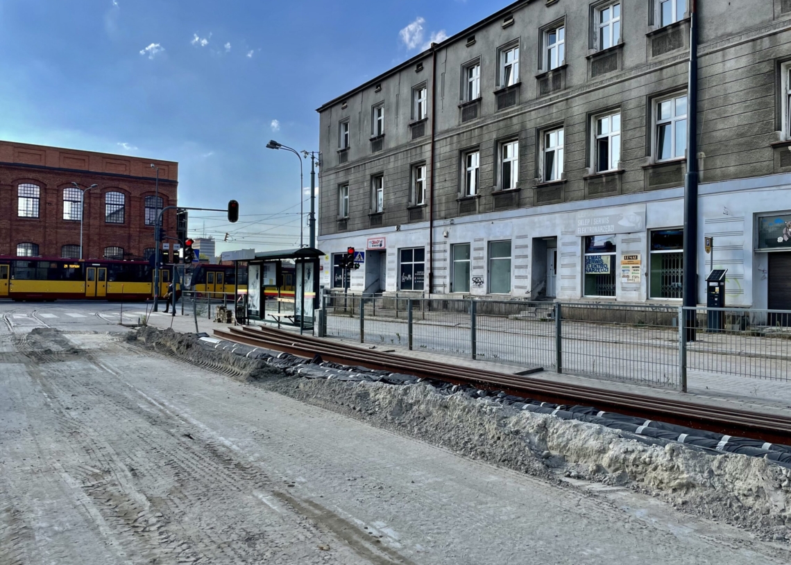 Przebudowa ulicy Przybyszewskiego. Na dwóch odcinkach wylano fragmenty podbudowy pod torowisko [ZDJĘCIA+WIDEO]
