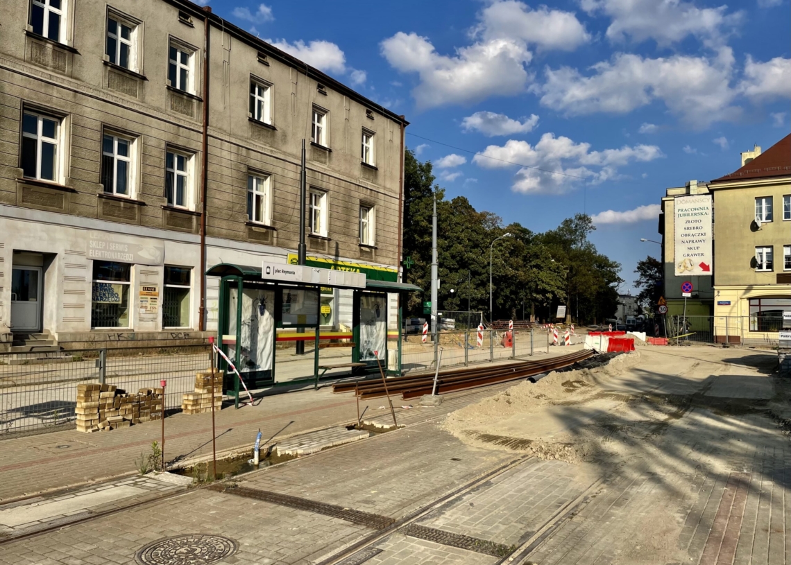 Przebudowa ulicy Przybyszewskiego. Na dwóch odcinkach wylano fragmenty podbudowy pod torowisko [ZDJĘCIA+WIDEO]