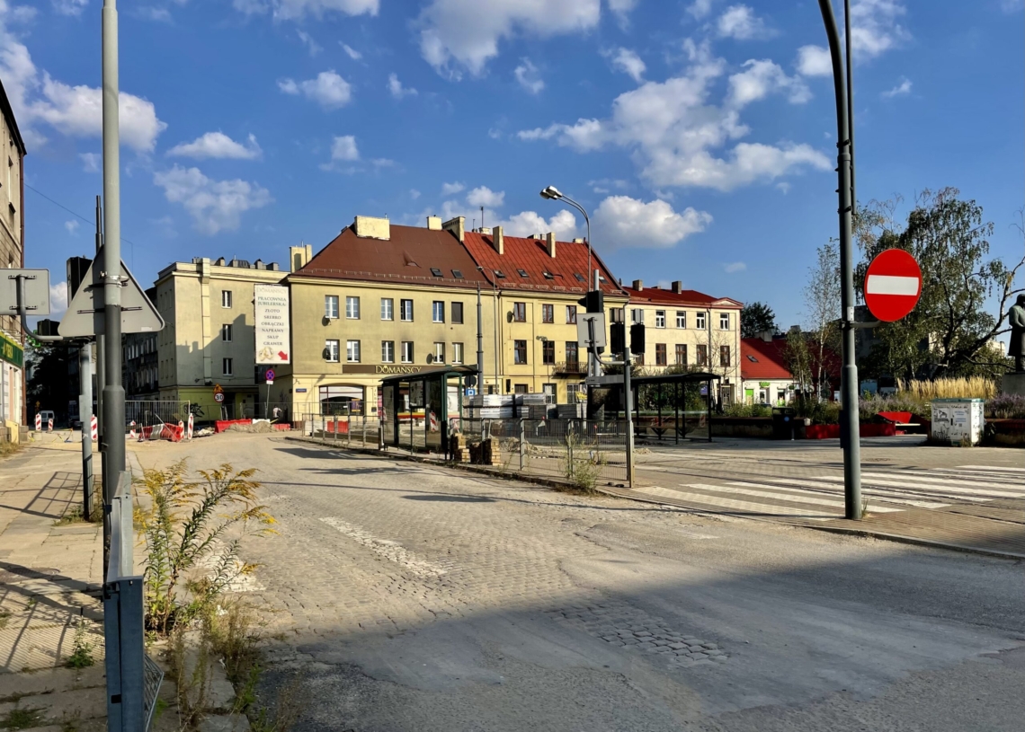 Przebudowa ulicy Przybyszewskiego. Na dwóch odcinkach wylano fragmenty podbudowy pod torowisko [ZDJĘCIA+WIDEO]