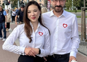 Krzysztof Piątkowski rozdaje gazetę wyborczą bez wymaganych oznaczeń?
