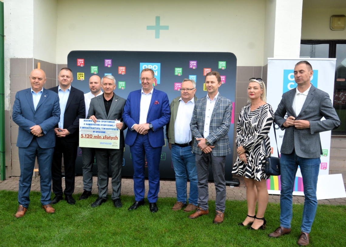 Wręczono symboliczne czeki z Rządowego Programu Inwestycji Strategicznych