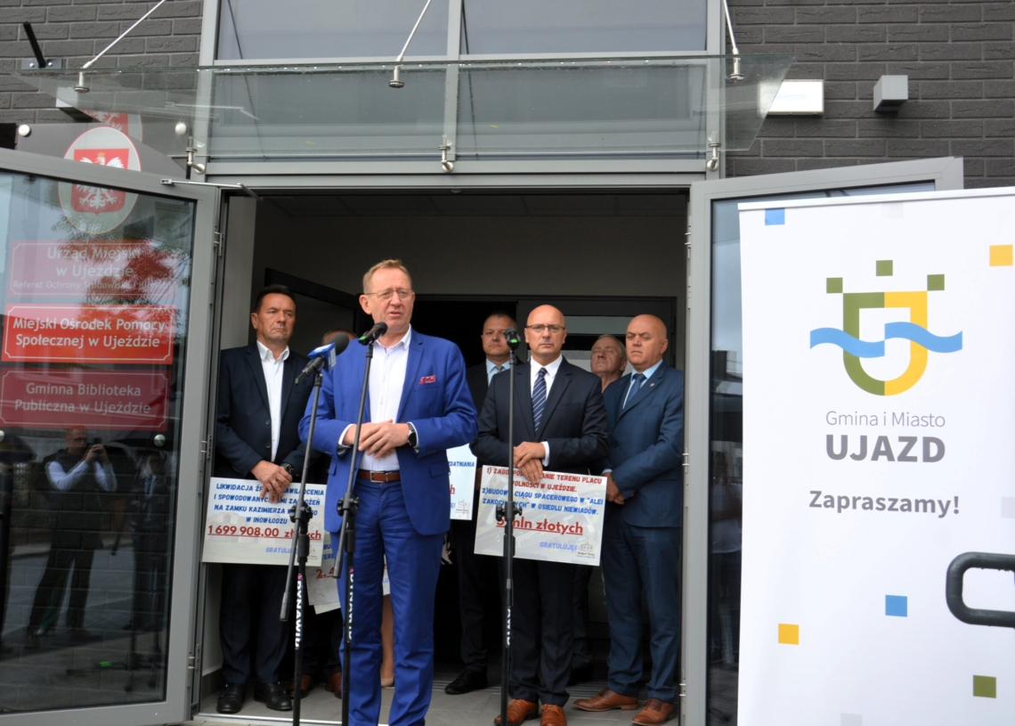 Wręczono symboliczne czeki z Rządowego Programu Inwestycji Strategicznych