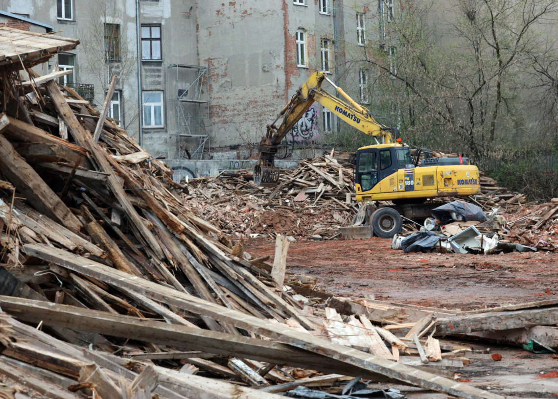 Dobiegają końca tegoroczne wyburzenia pustostanów. Łącznie z łódzkiego krajobrazu zniknie 50 ruder