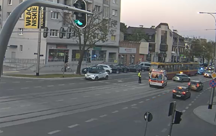 Wypadek na ul. Zamkowej w Pabianicach. Osobówka chciała zawrócić przed zbliżającym się tramwajem 1 wypadek na ul. Zamkowej w Pabianicach