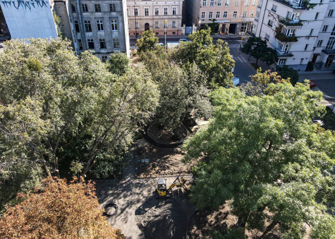 Przebudowa placu Komuny Paryskiej. Nadal trwają prace ziemne