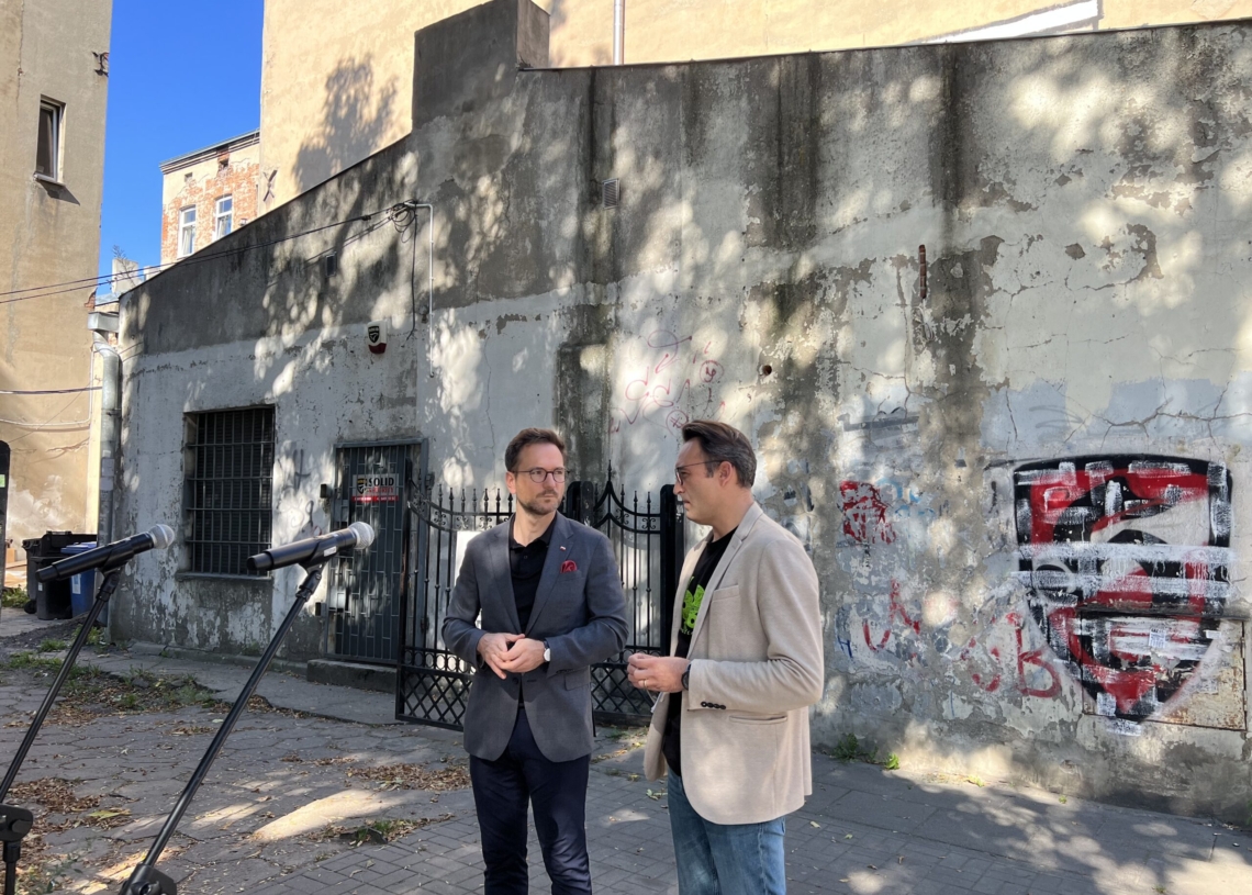 Remont opustoszałych lokali komunalnych. Czek przekazał Waldemar Buda