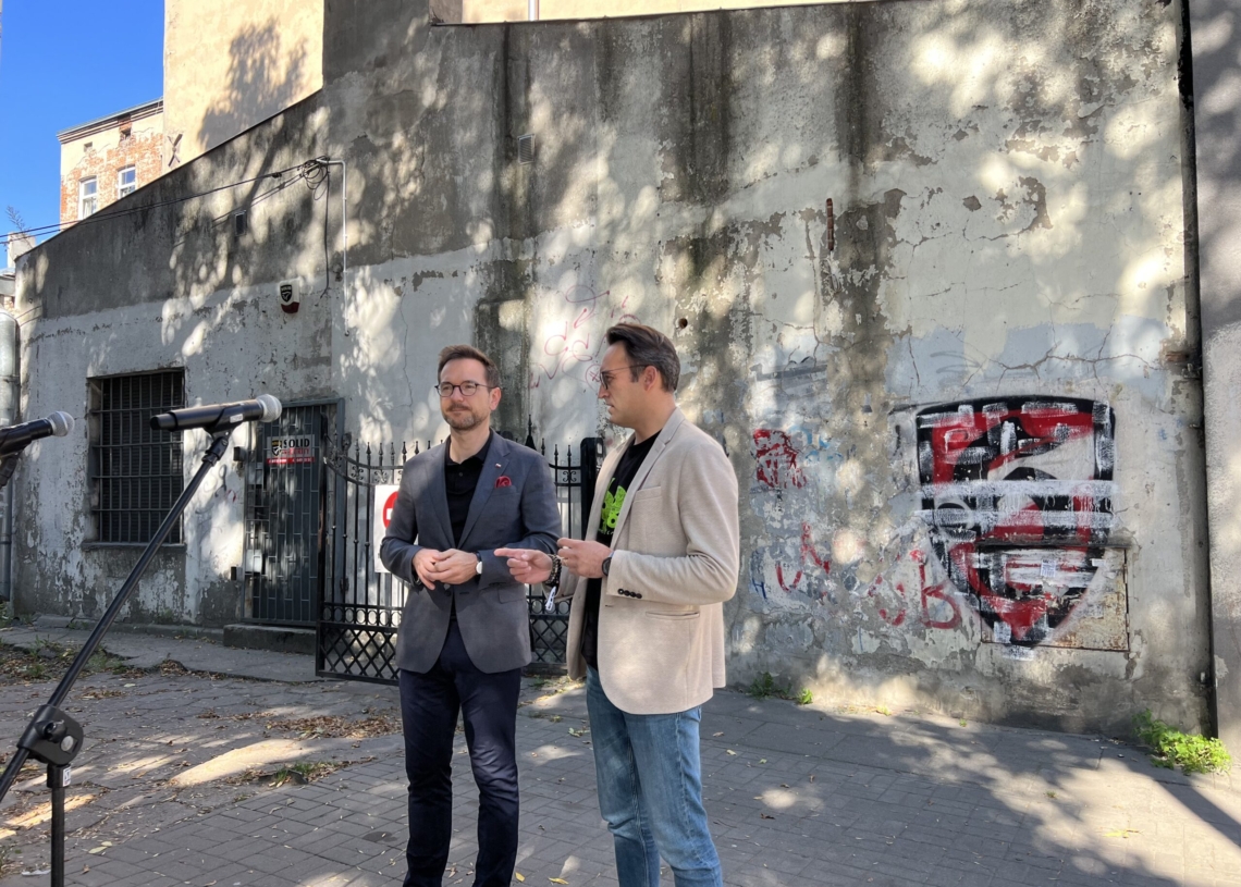Remont opustoszałych lokali komunalnych. Czek przekazał Waldemar Buda