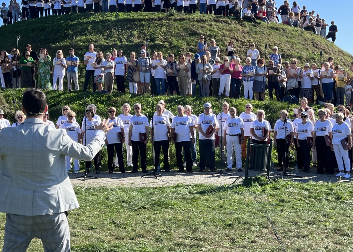600 łodzian zaśpiewało Prząśniczkę w Parku Ocalałych