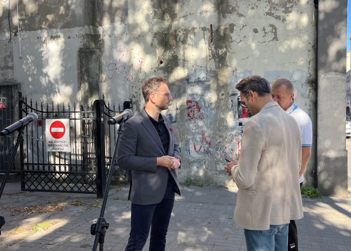 Remont opustoszałych lokali komunalnych. Czek przekazał Waldemar Buda