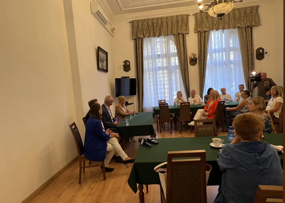 Aktualne problemy w oświacie polskiej. Spotkanie ZNP i polityków KO