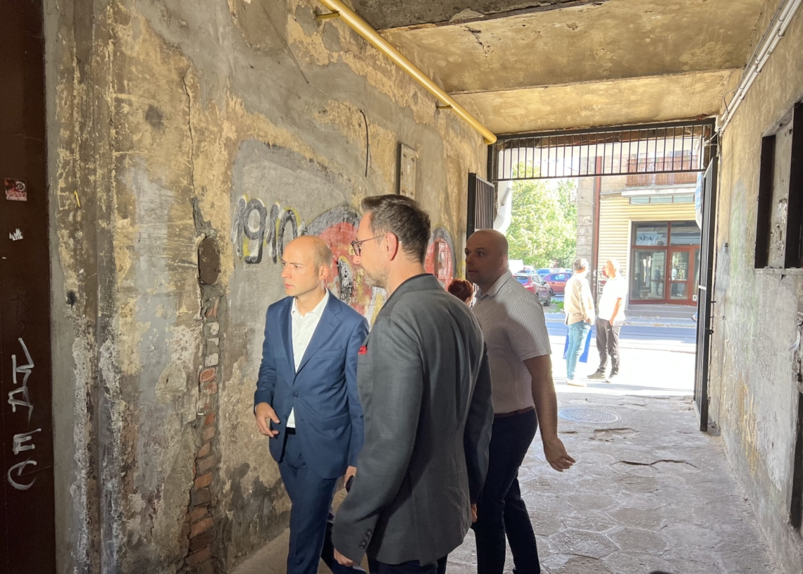 Remont opustoszałych lokali komunalnych. Czek przekazał Waldemar Buda