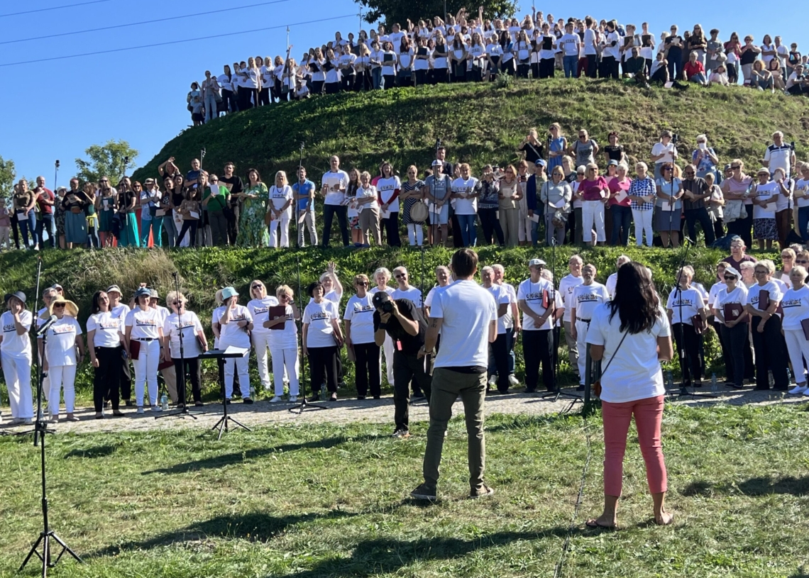 600 łodzian zaśpiewało Prząśniczkę w Parku Ocalałych