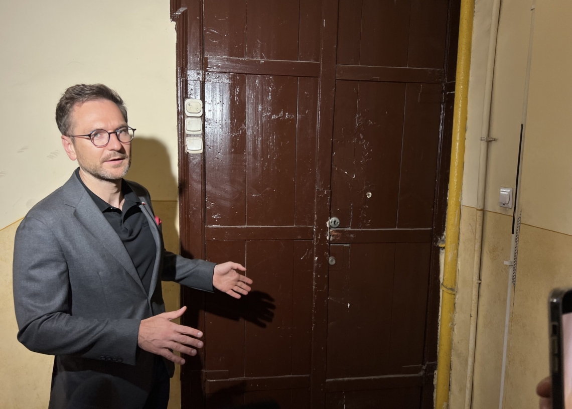 Remont opustoszałych lokali komunalnych. Czek przekazał Waldemar Buda