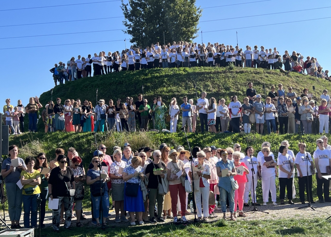 600 łodzian zaśpiewało Prząśniczkę w Parku Ocalałych