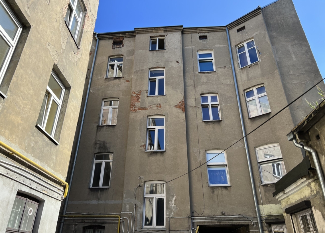 Remont opustoszałych lokali komunalnych. Czek przekazał Waldemar Buda