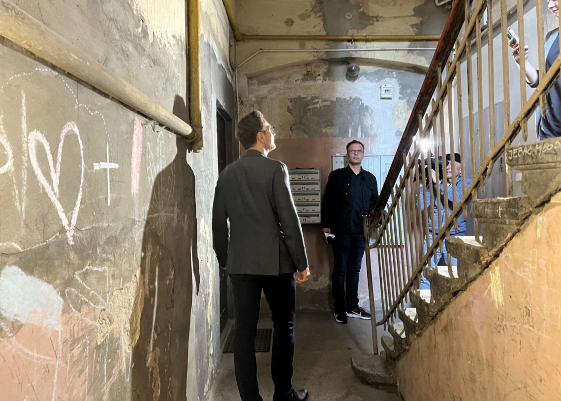 Remont opustoszałych lokali komunalnych. Czek przekazał Waldemar Buda