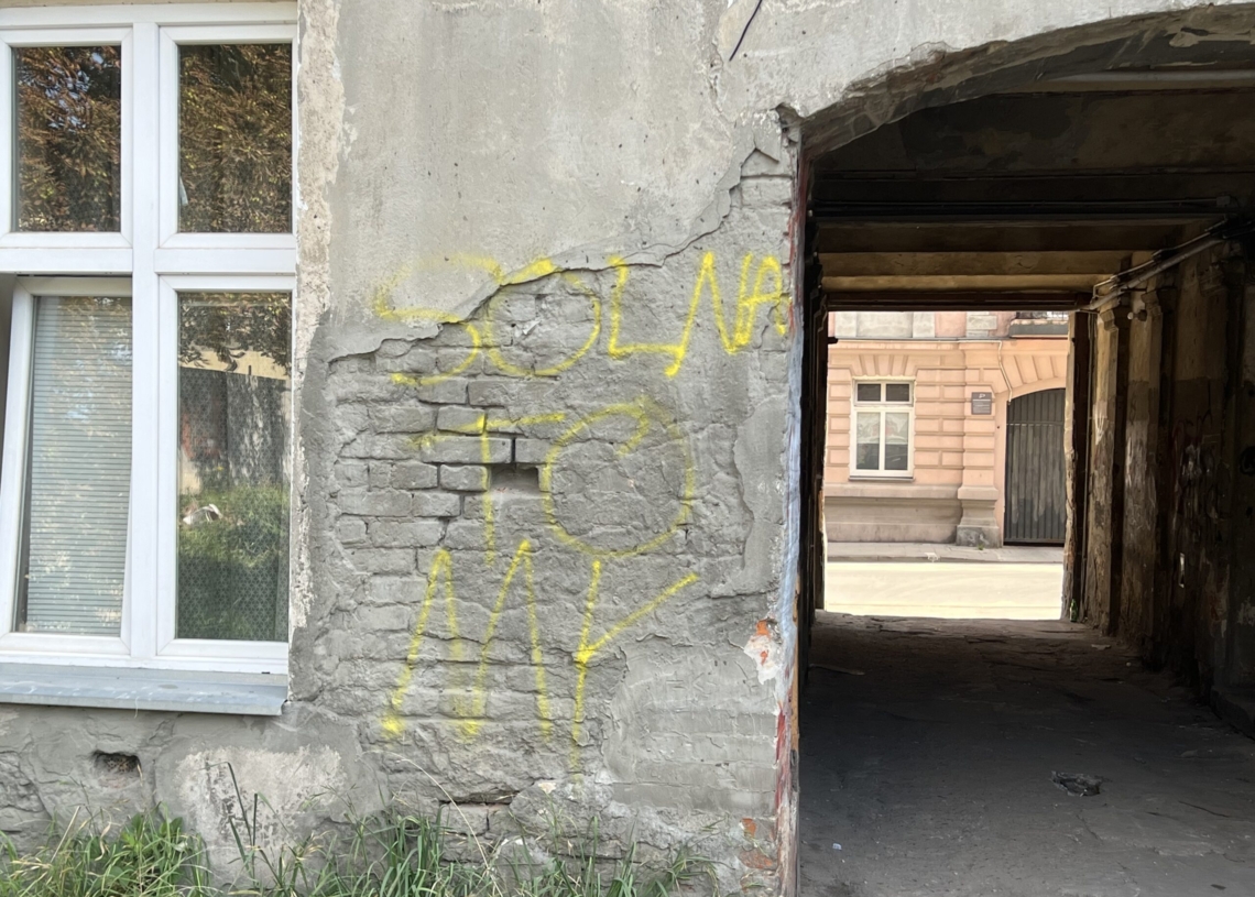 Budynek zapomniany przez wszystkich. Tak o kamienicy przy ulicy Solnej 10 mówią jej mieszkańcy