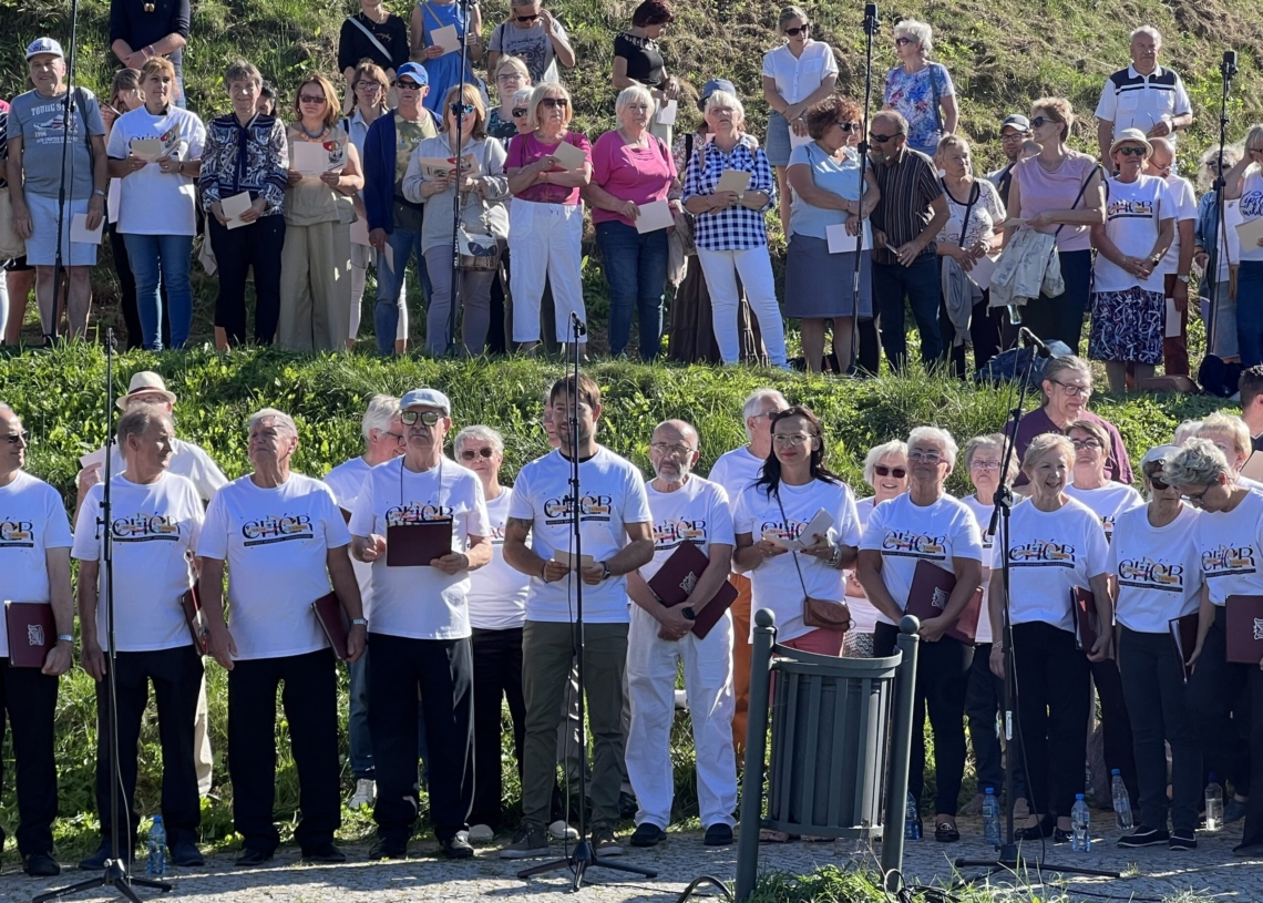 600 łodzian zaśpiewało Prząśniczkę w Parku Ocalałych