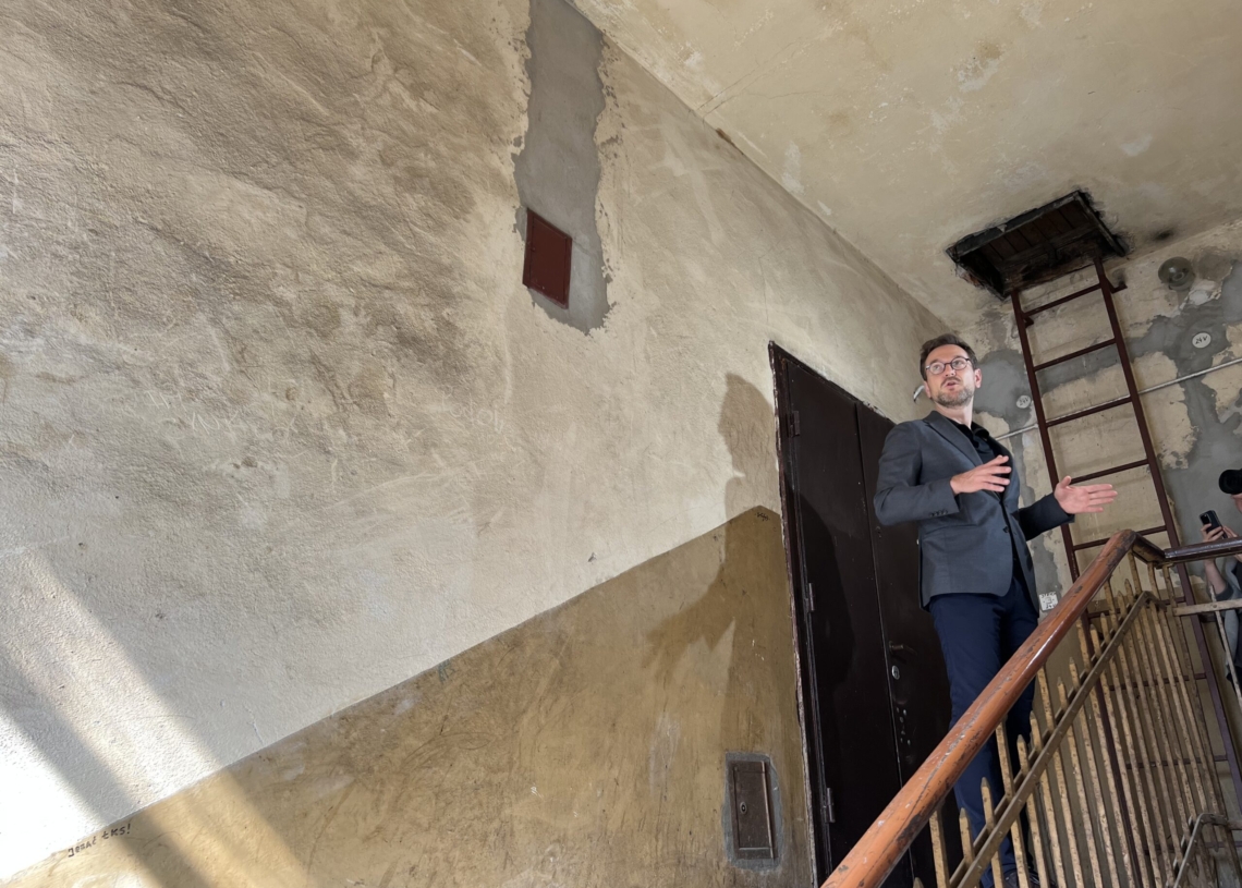 Remont opustoszałych lokali komunalnych. Czek przekazał Waldemar Buda