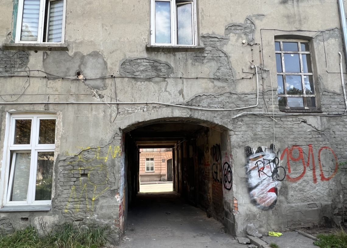 Budynek zapomniany przez wszystkich. Tak o kamienicy przy ulicy Solnej 10 mówią jej mieszkańcy