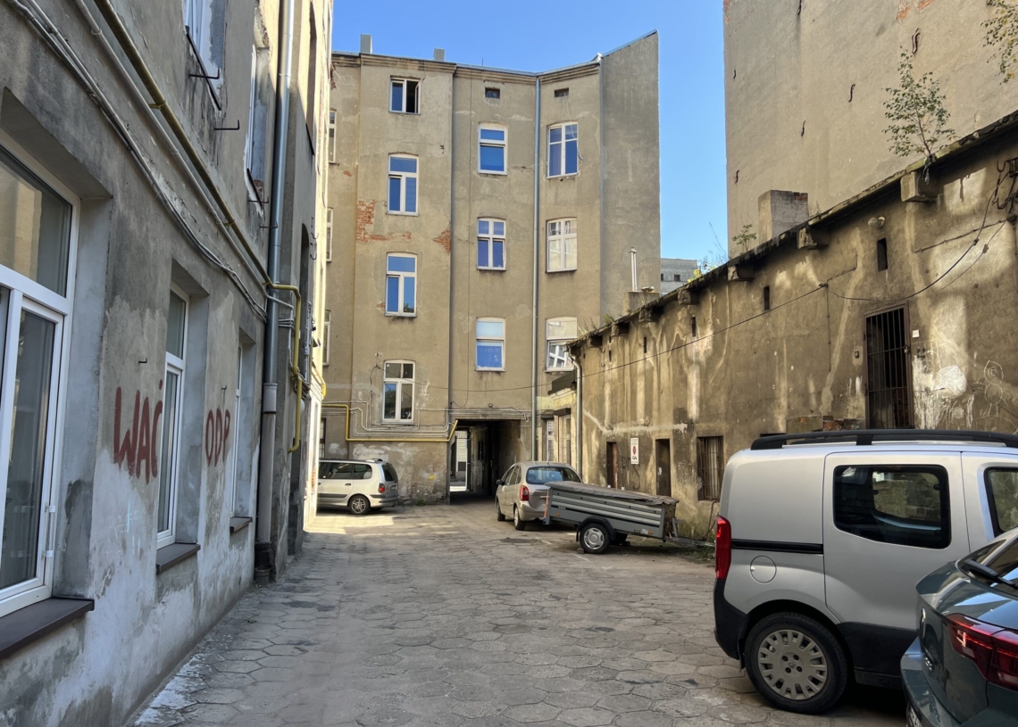 Remont opustoszałych lokali komunalnych. Czek przekazał Waldemar Buda