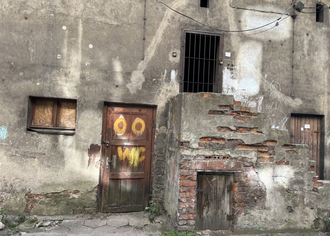 Remont opustoszałych lokali komunalnych. Czek przekazał Waldemar Buda
