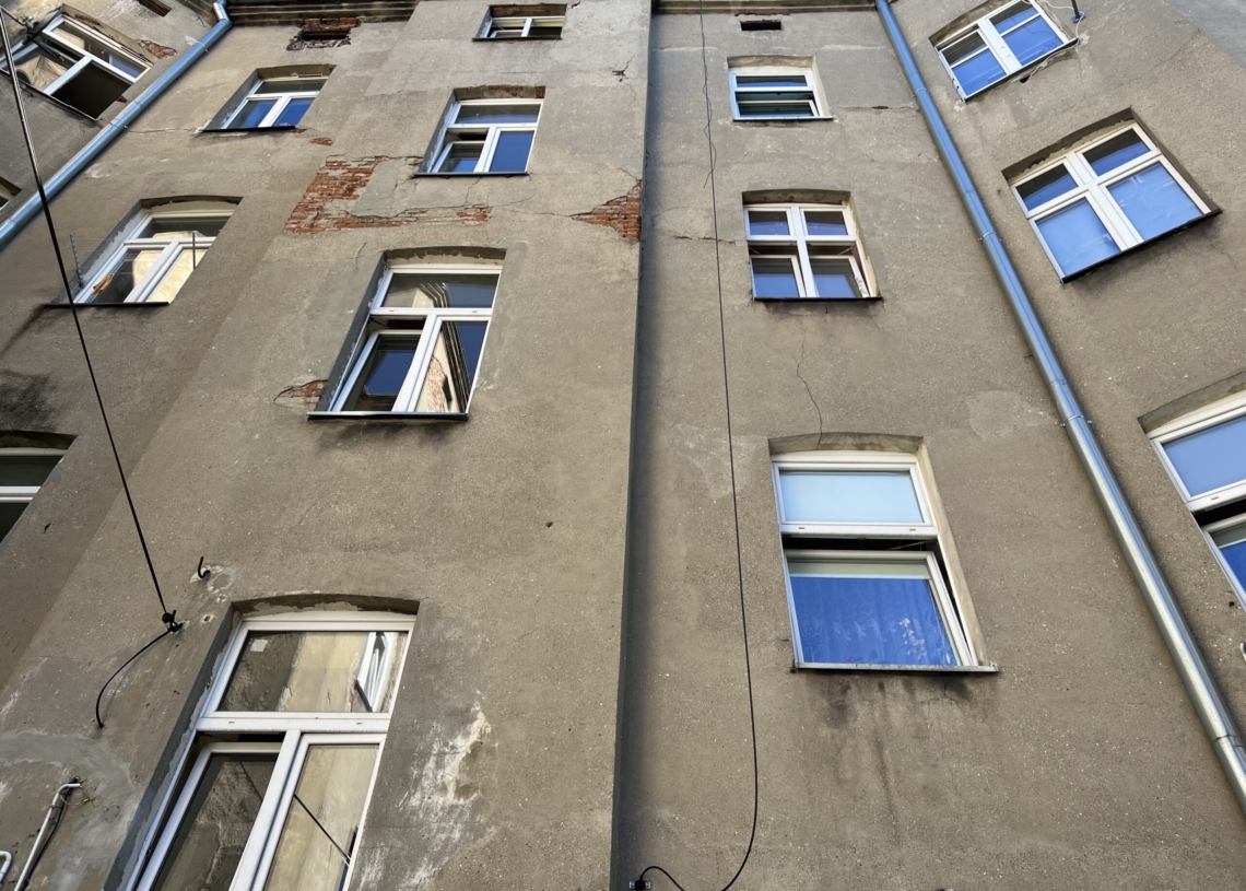 Remont opustoszałych lokali komunalnych. Czek przekazał Waldemar Buda