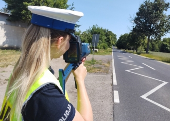 Długi weekend na drogach. Policjanci kontrolują prędkość i trzeźwość kierowców
