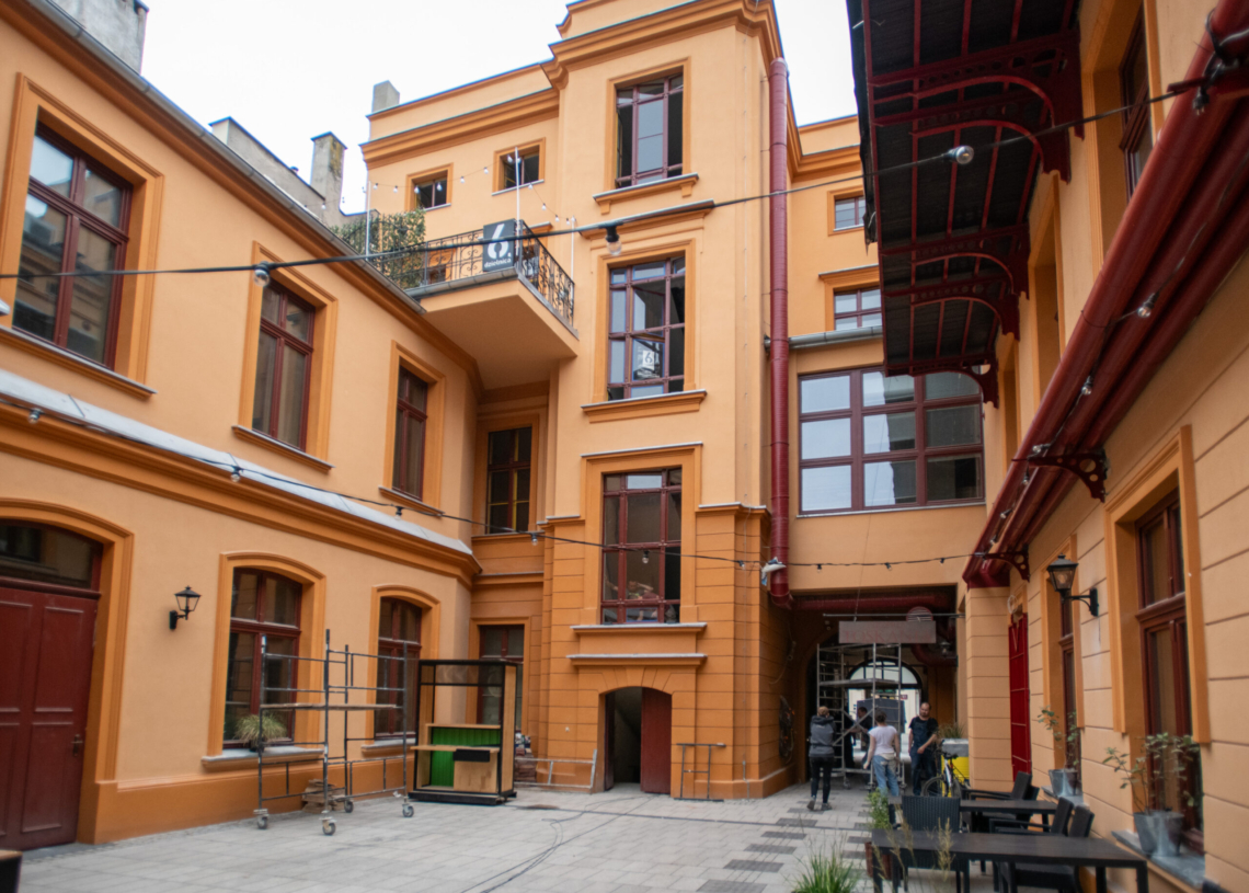 Dobiega końca remont podwórka przy ul. Piotrkowskiej 102