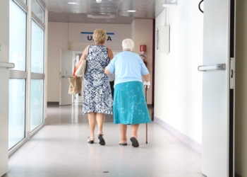 Seniorzy na mrozie. Policja apeluje o opiekę nad starszymi