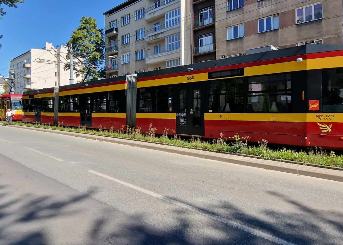 Stoją tramwaje na al. Kościuszki w Łodzi