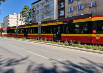 Stoją tramwaje na al. Kościuszki w Łodzi
